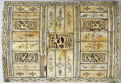 COFFRET EN IVOIRE DE MORSE.
De forme rectangulaire,...