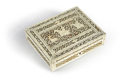 COFFRET EN IVOIRE DE MORSE.
De forme rectangulaire,...