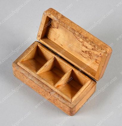 BOÎTE À TIMBRES EN BOULEAU DE CARÉLIE.
En...