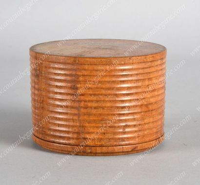 BOÎTE CYLINDRIQUE
EN BOULEAU DE CARÉLIE.
À...
