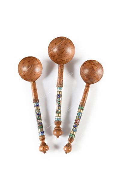 ENSEMBLE DE TROIS PETITES CUILLÈRES.
En bouleau...
