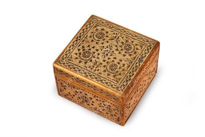 BOÎTE.
De forme carrée, en écorce de bouleau,...