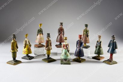 ENSEMBLE DE 10 FIGURINES.
En bois sculpté...