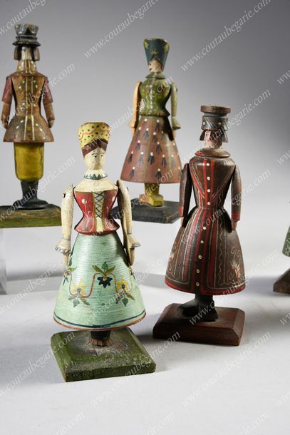 ENSEMBLE DE 10 FIGURINES.
En bois sculpté...