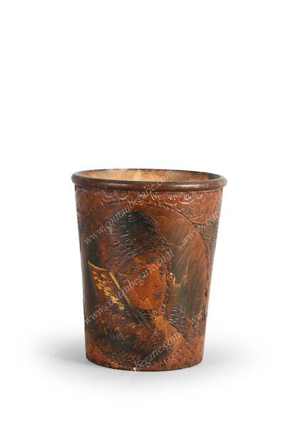 TIMBALE.
En bois teinté et sculpté, de forme...