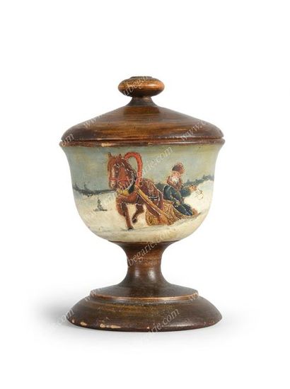 GOBELET COUVERT.
En bois teinté et sculpté,...