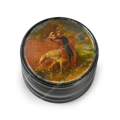 BOÎTE À TABAC.
En papier mâché laqué noir,...