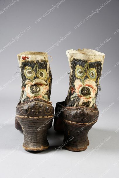 PAIRE DE CHAUSSURES HAUTES D'EXTÉRIEUR DE...
