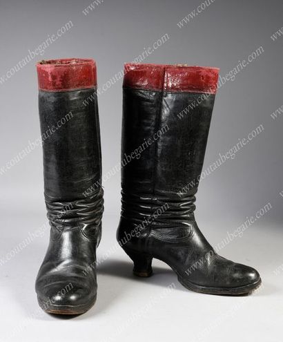 PAIRE DE BOTTES EN CUIR NOIR.
Modèle pour...