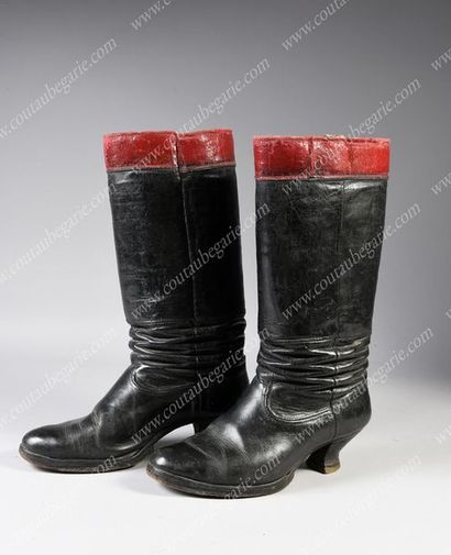 PAIRE DE BOTTES EN CUIR NOIR.
Modèle pour...