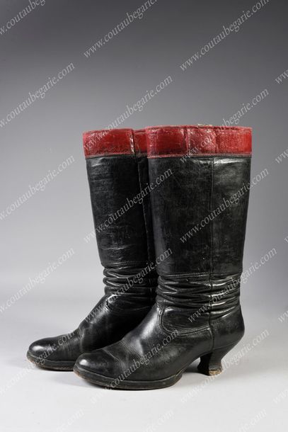 PAIRE DE BOTTES EN CUIR NOIR.
Modèle pour...