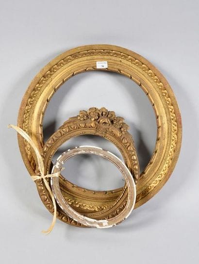 Set of three oval frames in carved and gilded...