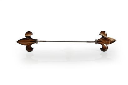 REVERSE PINGLE.
Ornamented at each end with...
