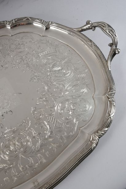 LARGE SERVING TRAY.
WITH THE COAT OF ARMS...