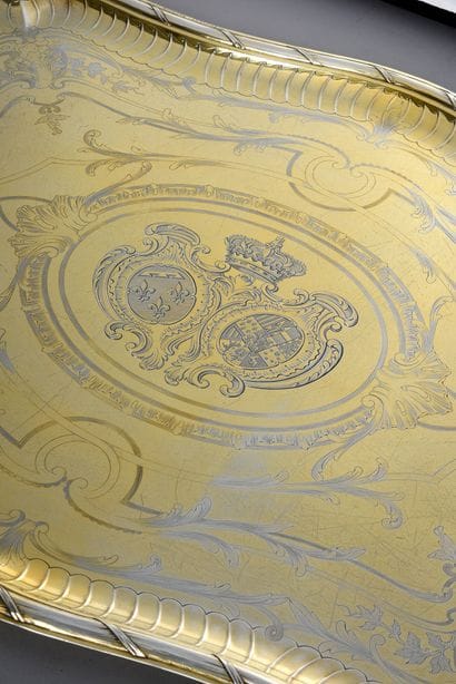 LARGE SERVING TRAY WITH THE ARMS OF KING...