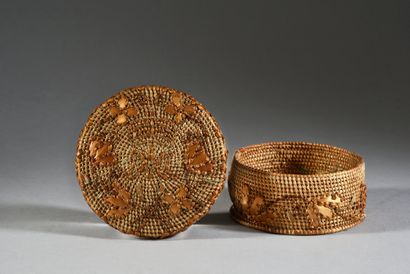CIRCULAR BOX IN WIRED STRAW.
Curved lid embroidered...