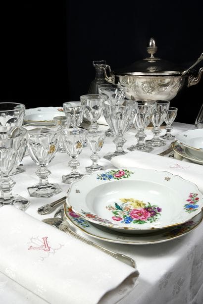 FLEURDELYSÉ TABLE SERVICE
IN LINEN DAMASK....