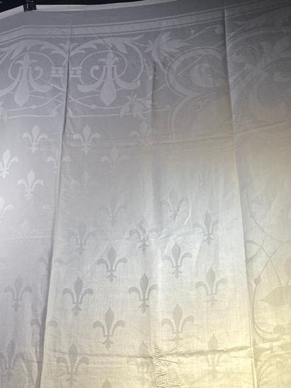 FLEURDELYSÉ TABLE SERVICE
IN LINEN DAMASK....