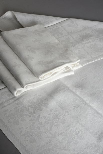 IMPORTANT FLEURDELYSÉ TABLE SERVICE IN LINEN...
