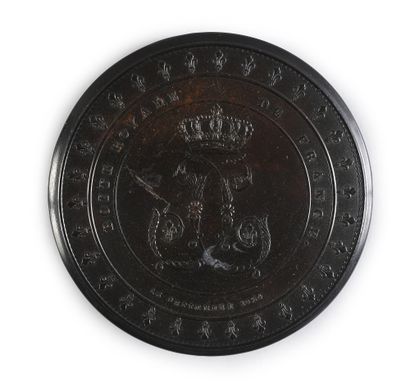 ROUND TABATIERE.
In black tortoiseshell,...