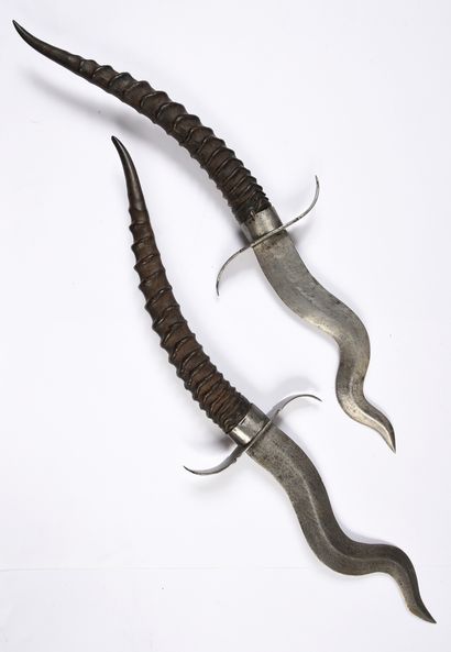 ORIENTAL SABRE DIT YATAGAN.
Horn and bronze...
