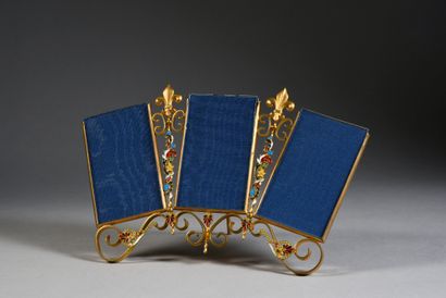 FRAME FOR PHOTOGRAPHS.
In gilt bronze, fan-shaped,...