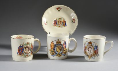 ÉLISABETH II, reine de Grande-Bretagne (°1926).
Ensemble...