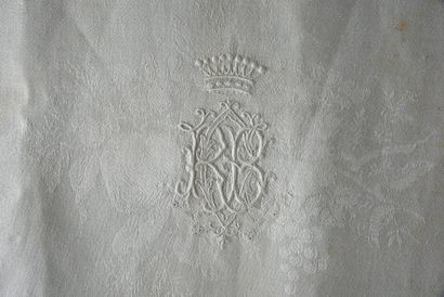SET OF THREE SERVIETTES.
In damask linen...