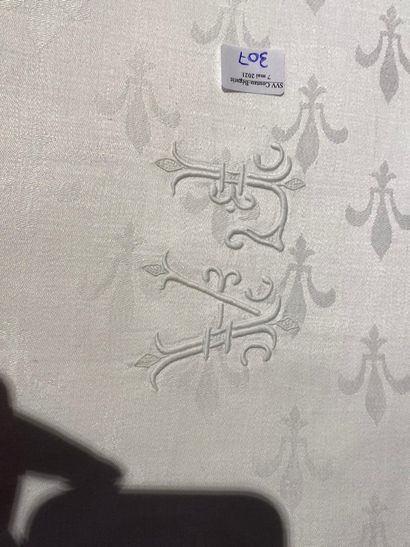 FLEURDELYSÉ TABLE SERVICE
IN LINEN DAMASK....