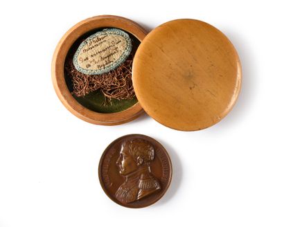 SAINTE-HÉLÈNE. 
 Small round box in natural...