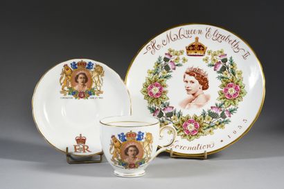 ÉLISABETH II, reine de Grande-Bretagne (°1926).
Ensemble...