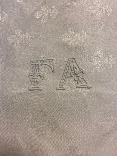 FLEURDELYSÉ TABLE SERVICE
IN LINEN DAMASK....