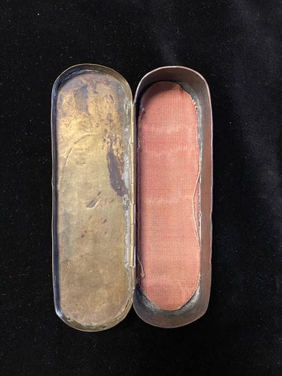 LARGE TABATIERE.
In gilt brass, oval shape,...