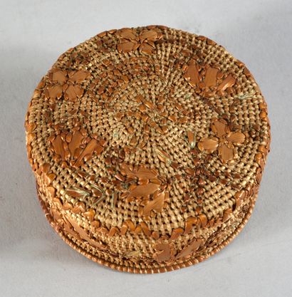 CIRCULAR BOX IN WIRED STRAW.
Curved lid embroidered...