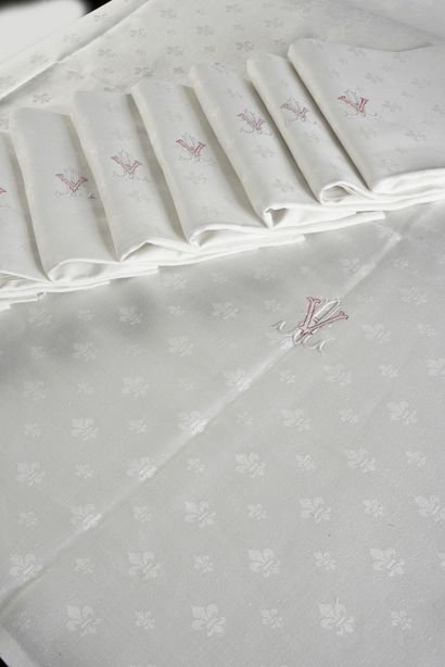 FLEURDELYSÉ TABLE SERVICE
IN LINEN DAMASK....