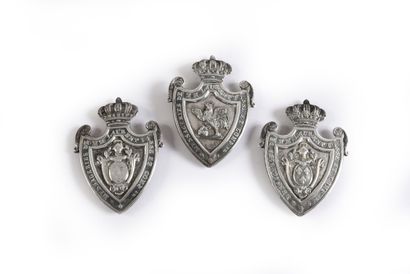 SET OF THREE POSTILLON PLATES.
In the form...