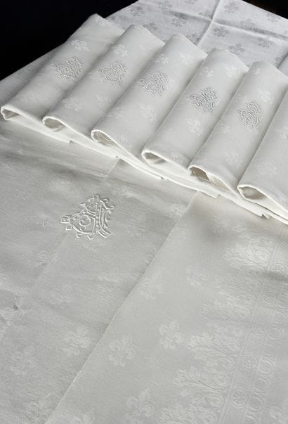 FLEURDELYSÉ TABLE SERVICE
IN LINEN DAMASK....