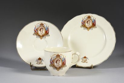 ÉLISABETH II, reine de Grande-Bretagne (°1926).
Ensemble...