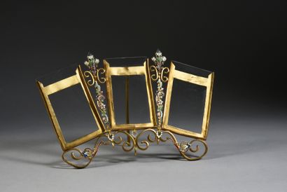 FRAME FOR PHOTOGRAPHS.
In gilt bronze, fan-shaped,...