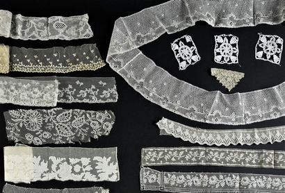 Important collection of laces, spindles and...
