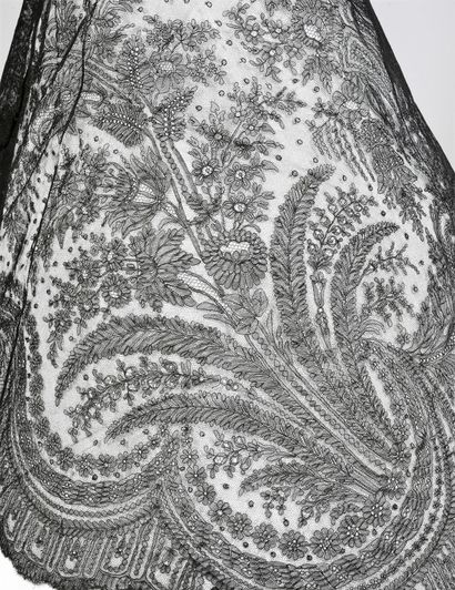 Triangular shawl in Chantilly lace, 2nd half...