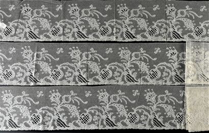 Large bobbin lace border, end of the 19th...