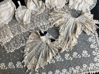 Accessories of the feminine costume in lace,...
