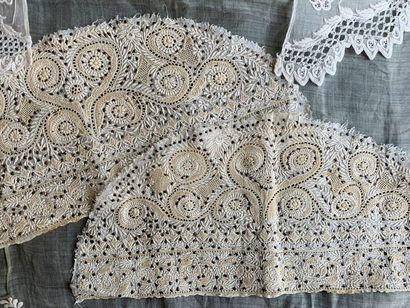 Large handkerchief and collar in pineapple...