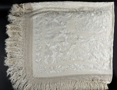 Beautiful and large embroidered silk wedding...