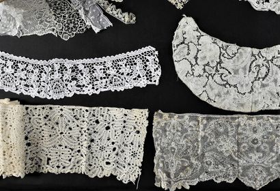 Important collection of laces, spindles and...