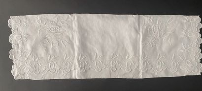 Meeting of handkerchiefs and white embroideries,...