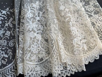 Long and wide crinoline flounce, application...