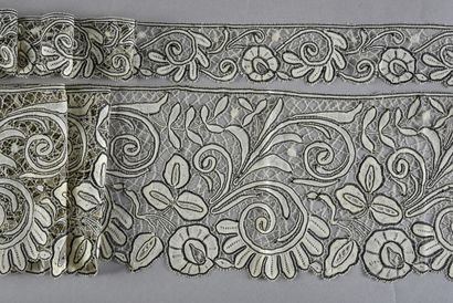 Rare two-coloured lace, Honiton (?) end of...