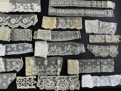 Important collection of laces, spindles and...